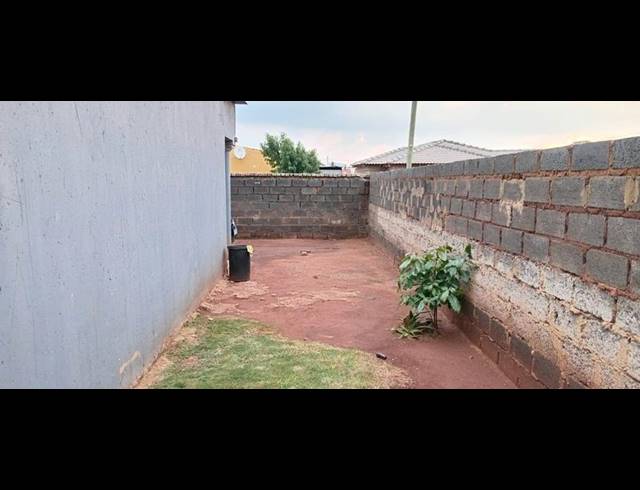 2 BEDROOM HOUSE FOR SALE IN SOTHO SECTION